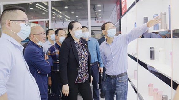 婁底市人大常委會(huì)副主任李有才調(diào)研湖南康鈦爾 婁底市人大常委會(huì)副主任李有才調(diào)研湖南康鈦爾