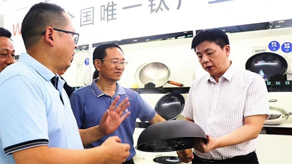 婁底市政協(xié)主席梁立堅(jiān)到康鈦爾“送清涼” 婁底市政協(xié)主席梁立堅(jiān)到康鈦爾“送清涼”